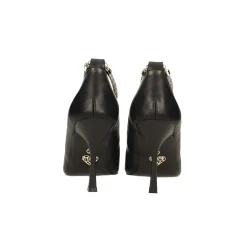 Décolleté con cinturino alla caviglia ricoperto di strass. Tacco alto 9cm