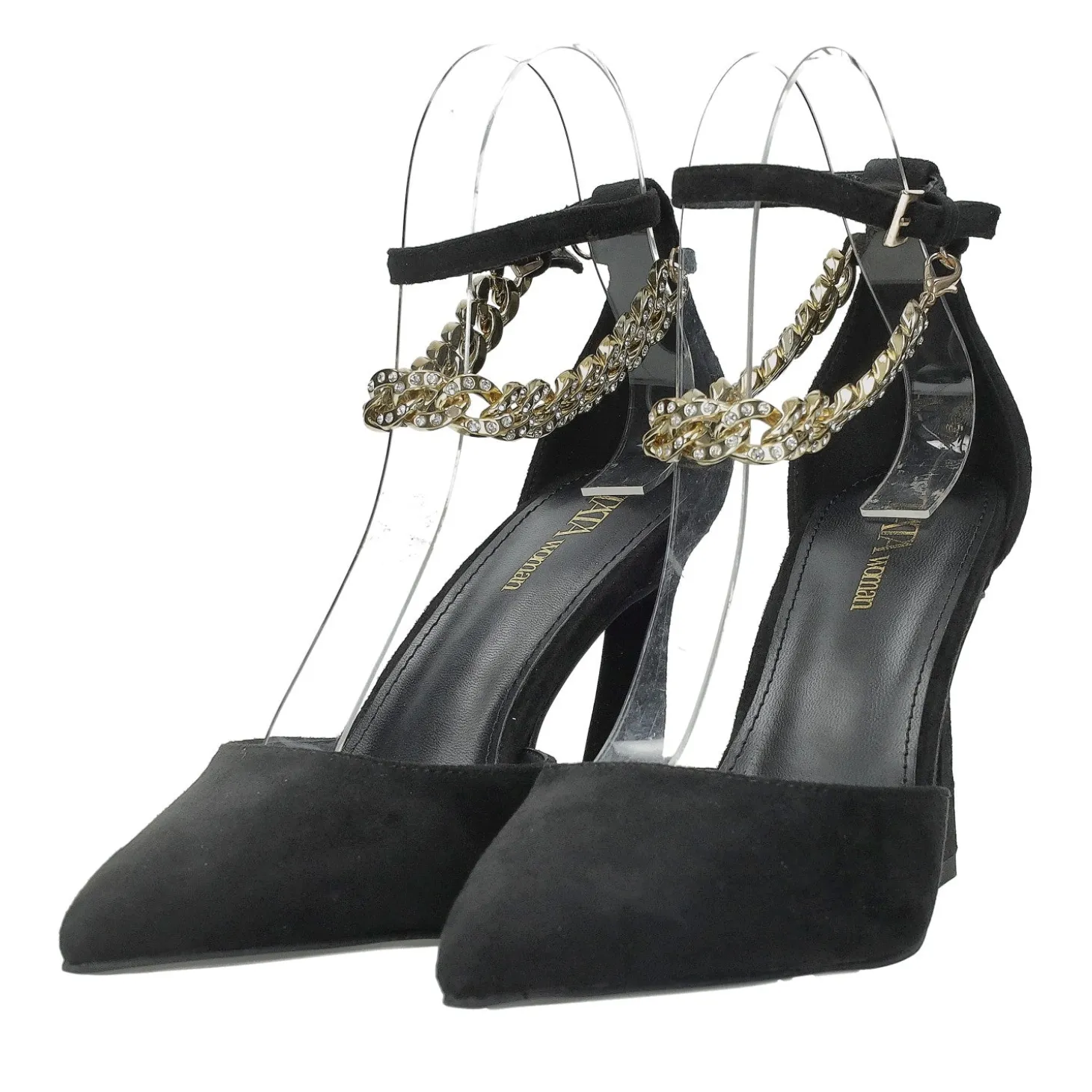 Décolleté con cinturino intrecciato.Tacco alto 9cm