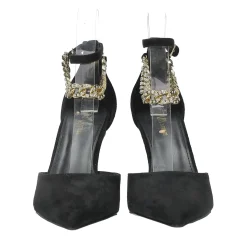 Décolleté con cinturino intrecciato.Tacco alto 9cm