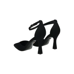 Décolleté con tacco e cinturino alla caviglia.