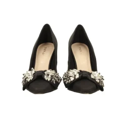 Décolleté in satin con fiocco luccicante sulla punta. Tacco triangolare alto 10.5cm