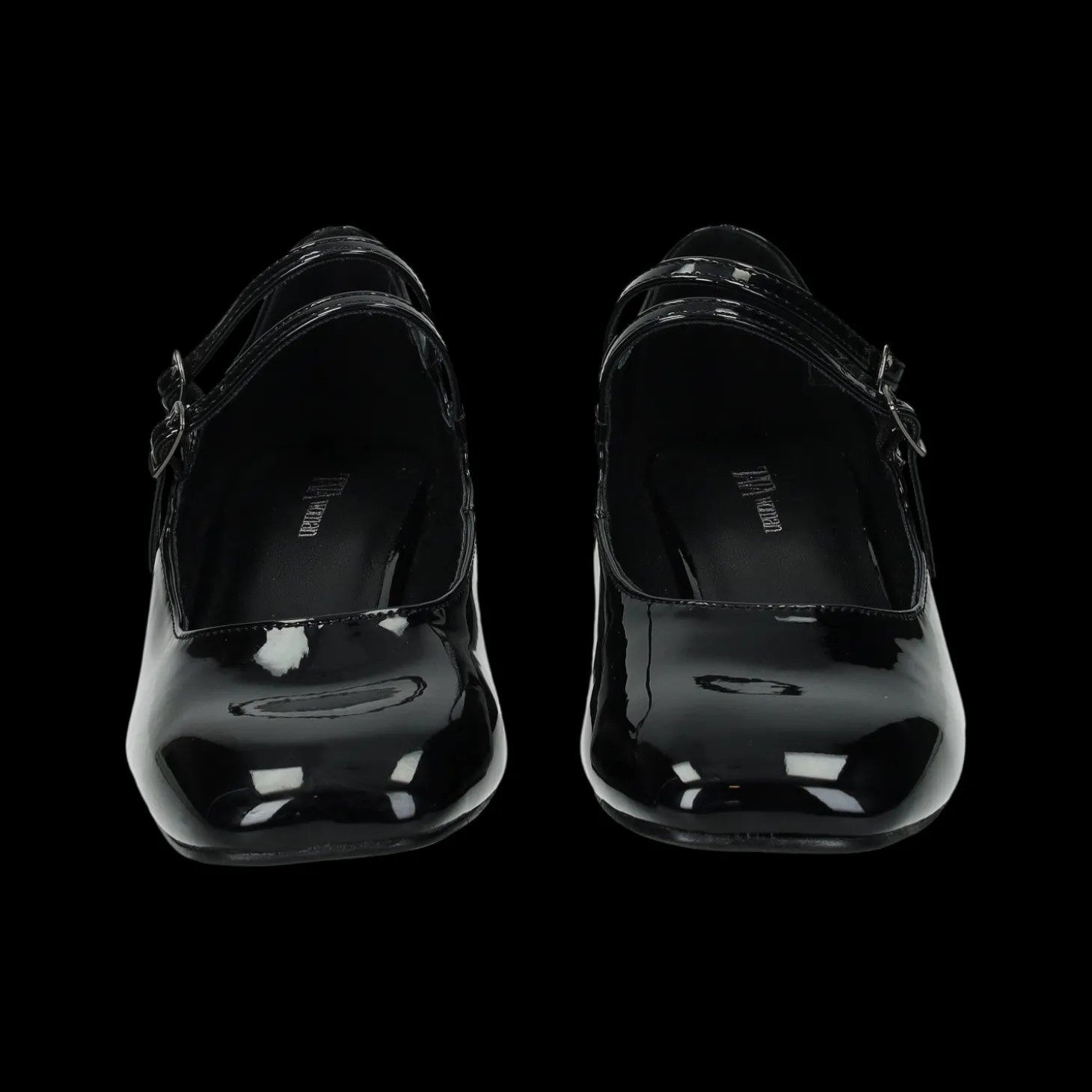 Dècolletè in vernice.