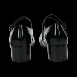 Dècolletè in vernice.