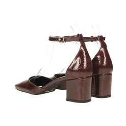 Décolleté in vernice a punta quadrata. Made in Italy. Tacco alto 5.5cm