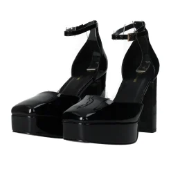 Décolleté in vernice con cinturino. Tacco alto 10.5 cm