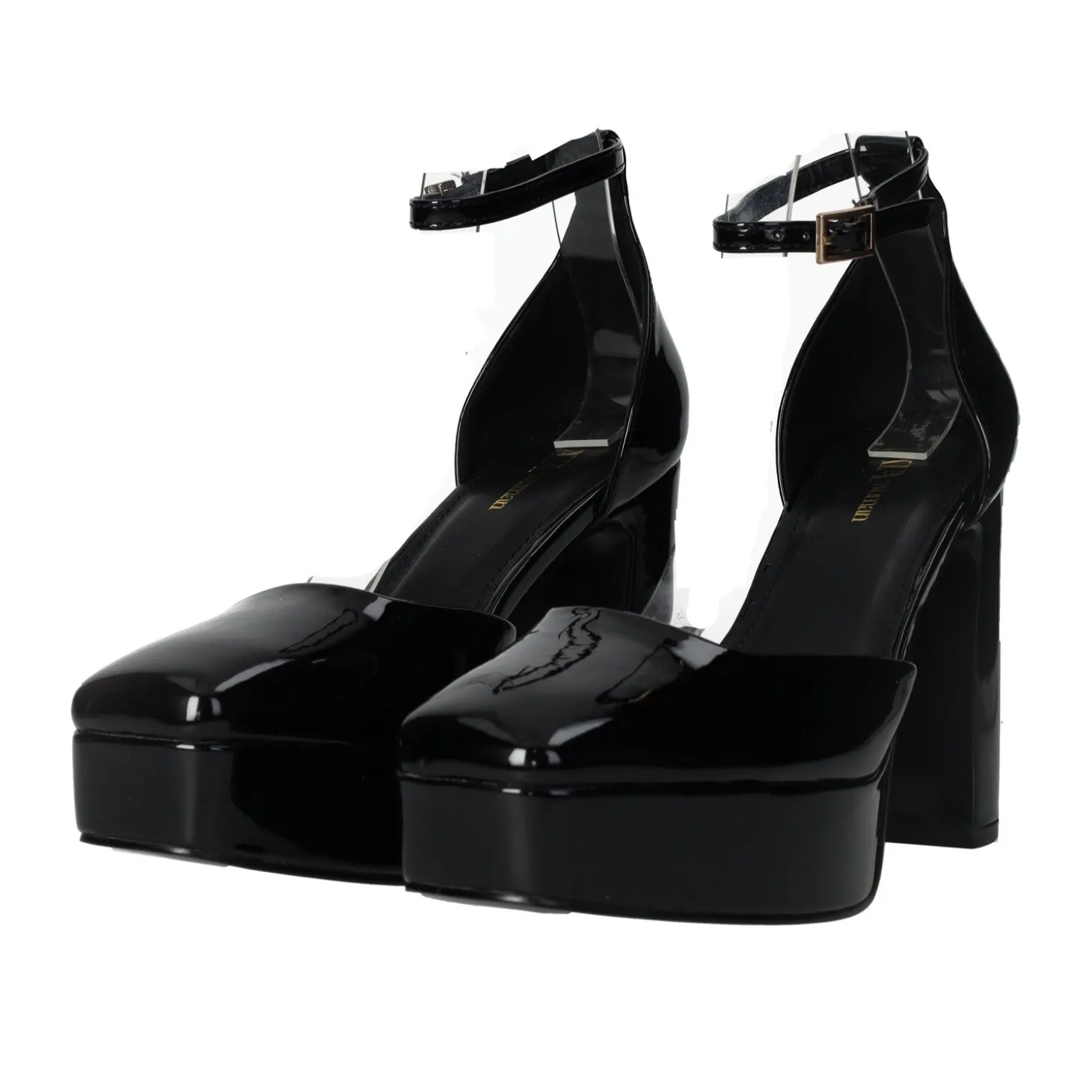 Décolleté in vernice con cinturino. Tacco alto 10.5 cm