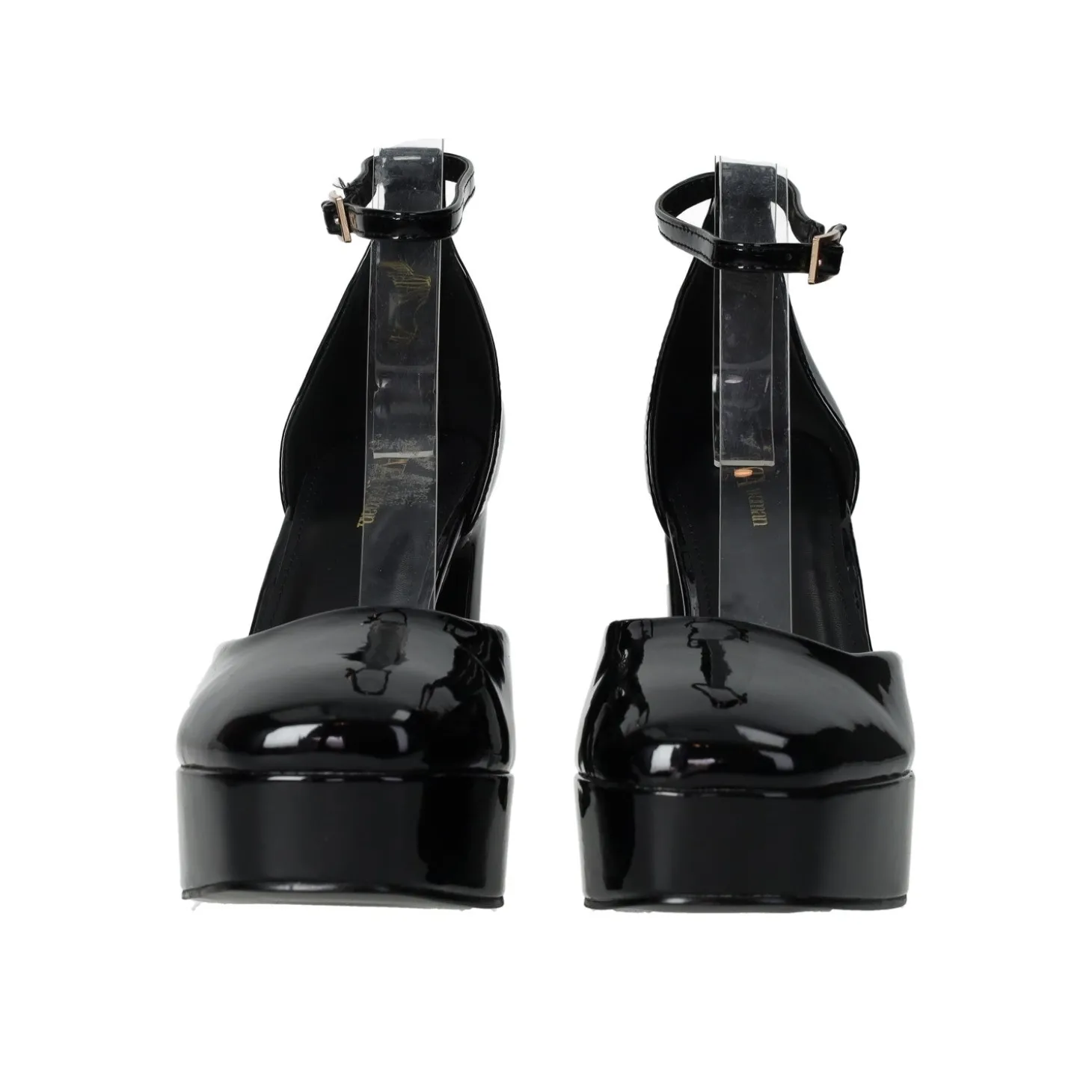 Décolleté in vernice con cinturino. Tacco alto 10.5 cm