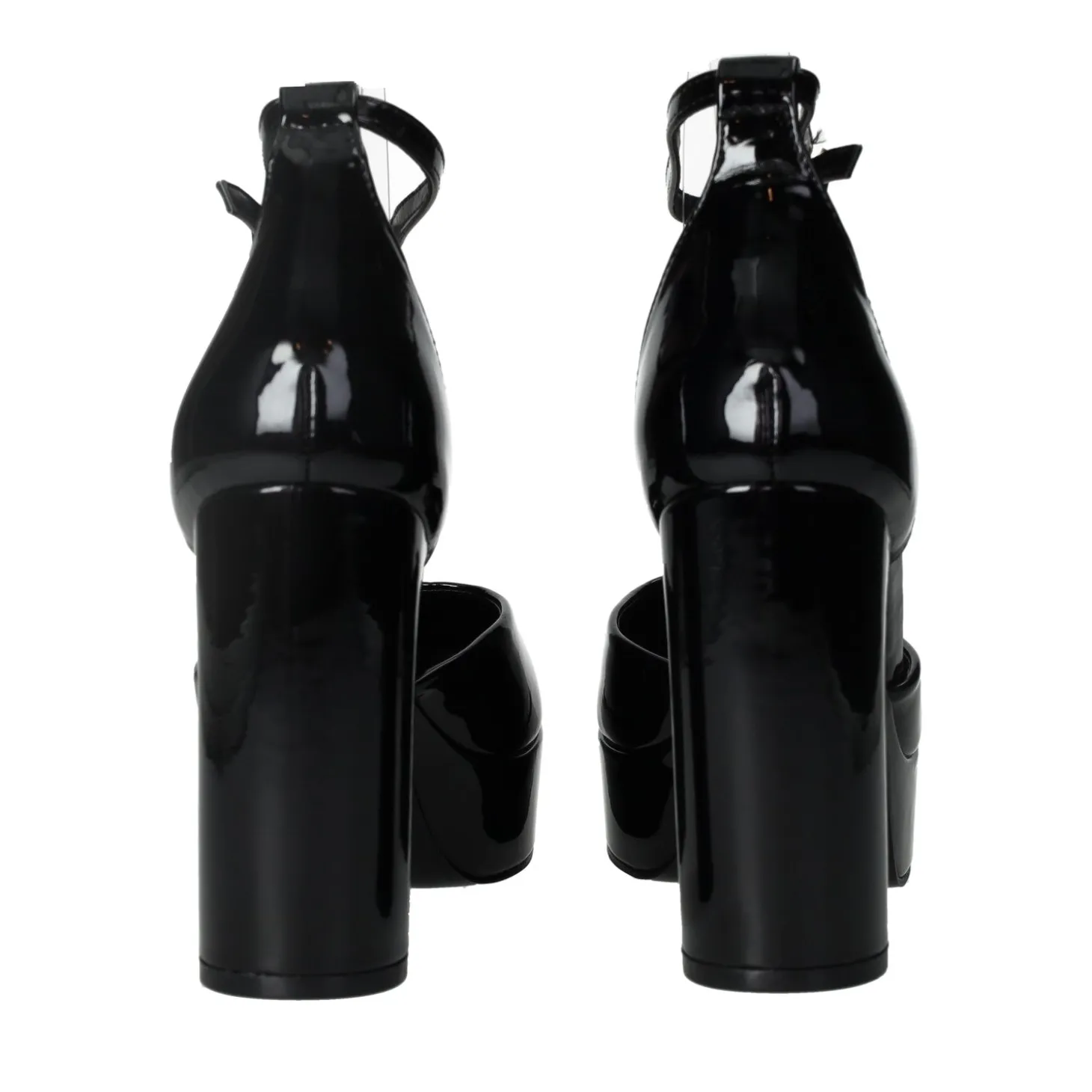 Décolleté in vernice con cinturino. Tacco alto 10.5 cm