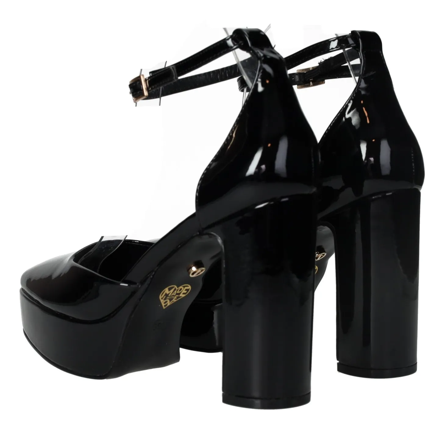 Décolleté in vernice con cinturino. Tacco alto 10.5 cm