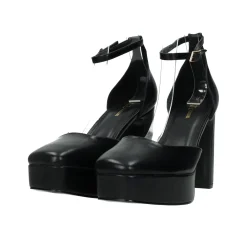 Décolleté in vernice con cinturino. Tacco alto 10cm