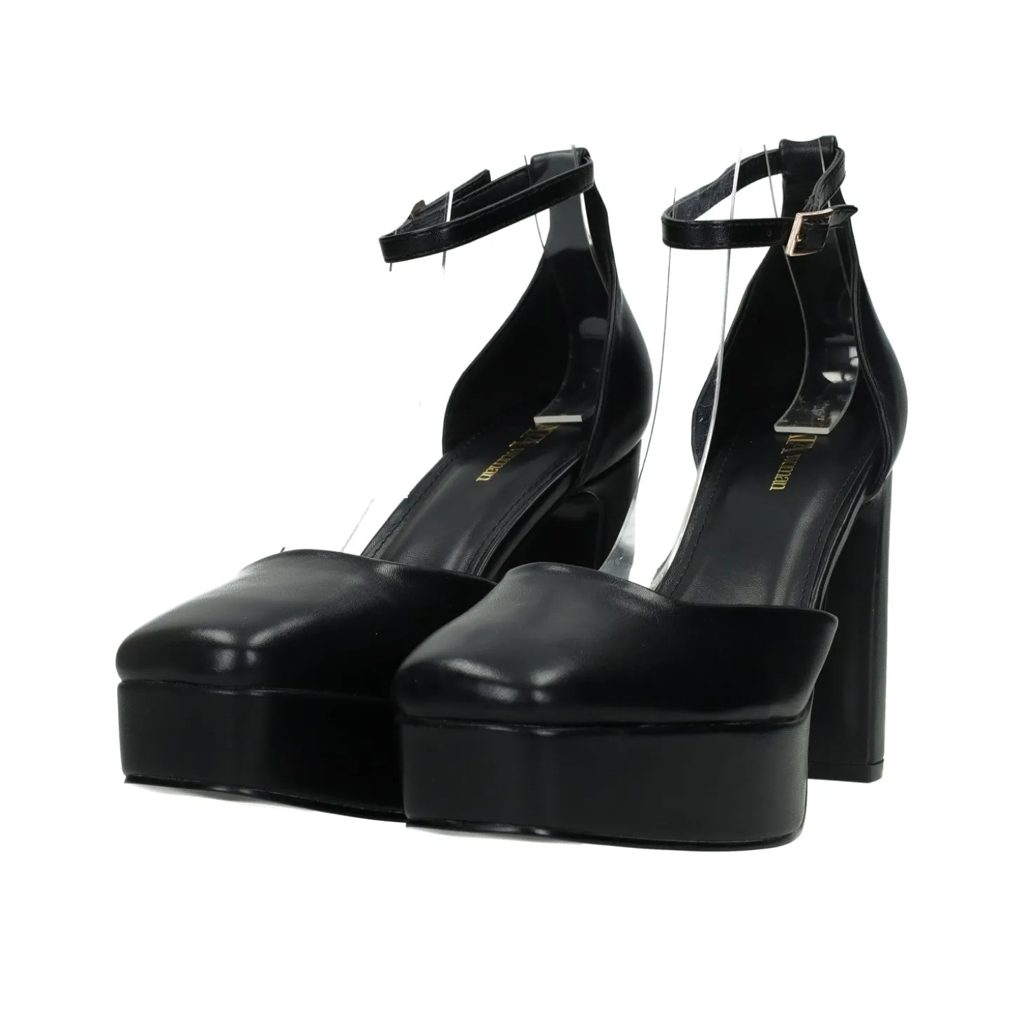 Décolleté in vernice con cinturino. Tacco alto 10cm