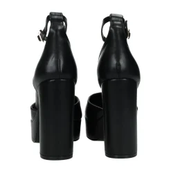 Décolleté in vernice con cinturino. Tacco alto 10cm