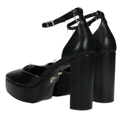 Décolleté in vernice con cinturino. Tacco alto 10cm