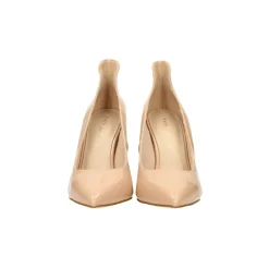 Décolleté in vernice con pendaglio. Tacco alto 10cm