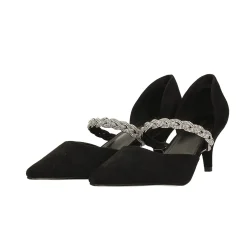 Décolleté scamosciate aperte ai lati con cinturino centrale con strass. Tacco alto 6cm