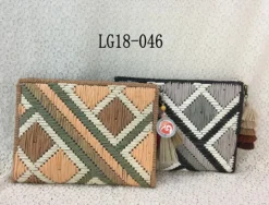 Pochette in paglia intrecciata con motivi geometrici