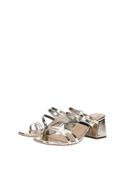 Sandali con effetto metallizzato.