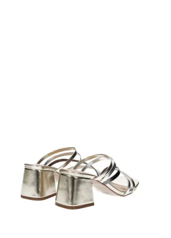 Sandali con effetto metallizzato.