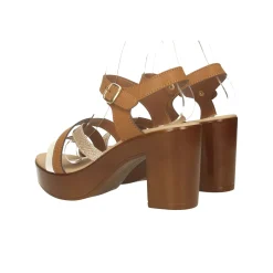 Sandali con intreccio sul davanti. Tacco alto 8.5cm