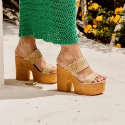 Sandali con zeppa. Made in Italy