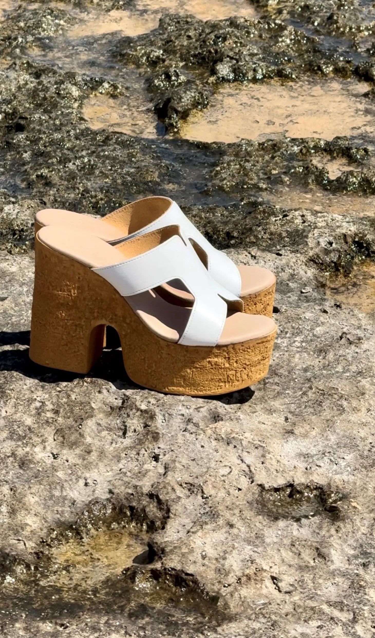 Sandali con zeppa. Made in Italy