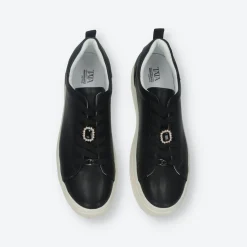 Sneakers con dettaglio in gioiello.Tacco alto 4 cm