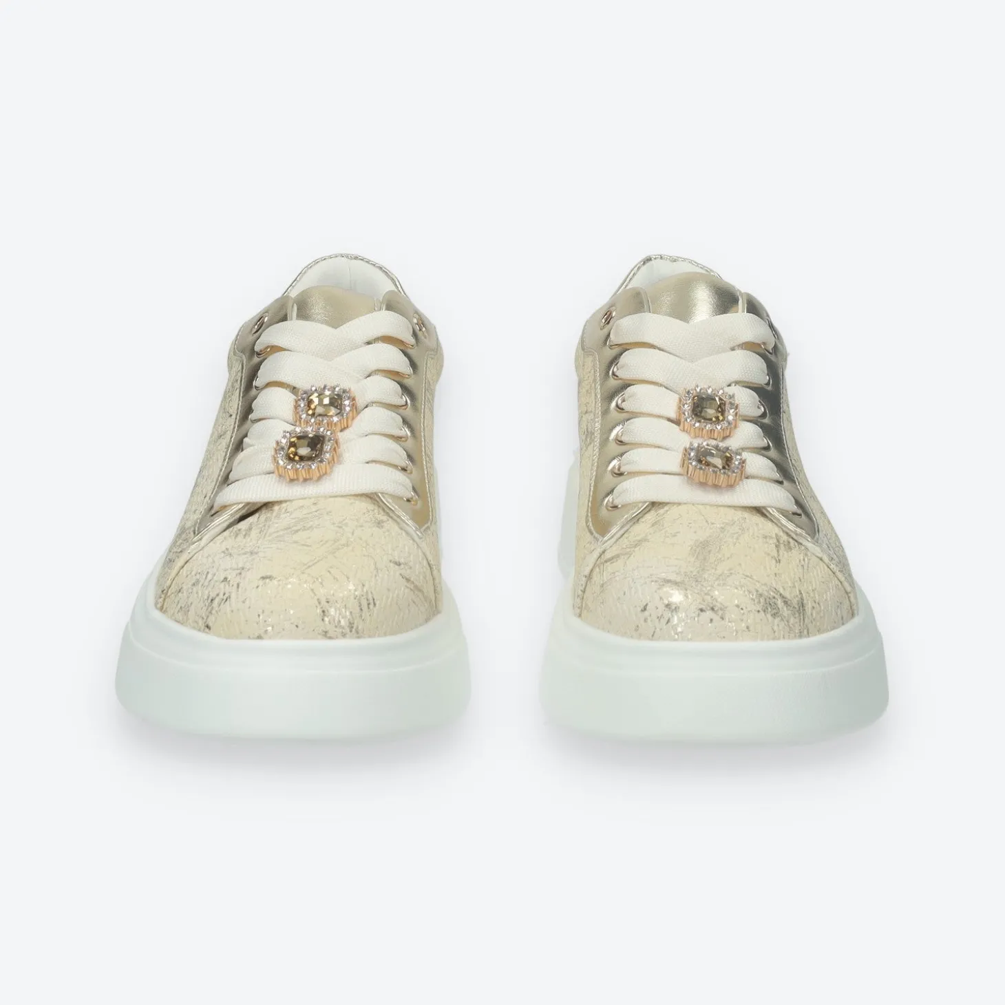 Sneakers con dettaglio in gioiello.Tacco alto 4 cm