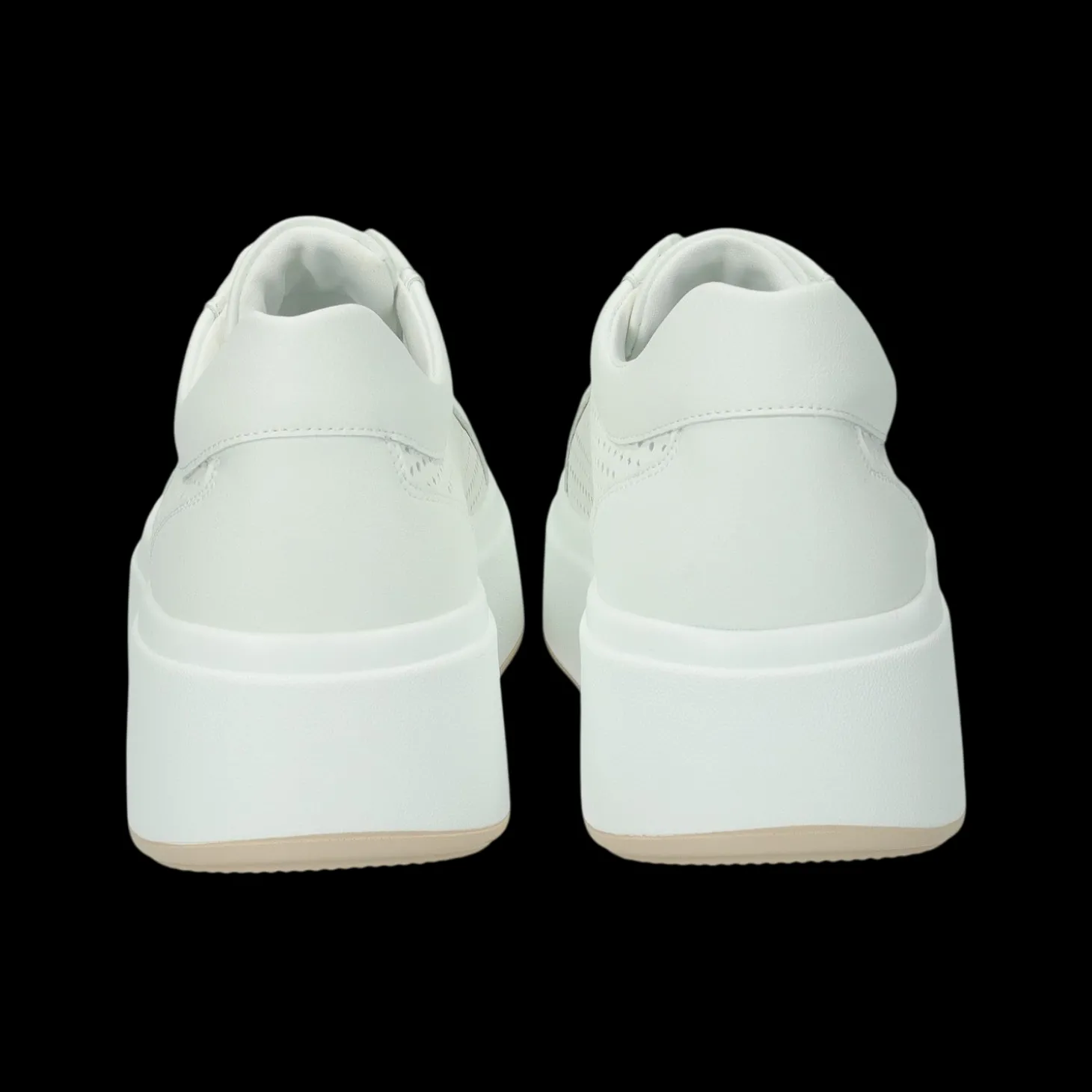 Sneakers con dettaglio.Tacco alto 4 cm