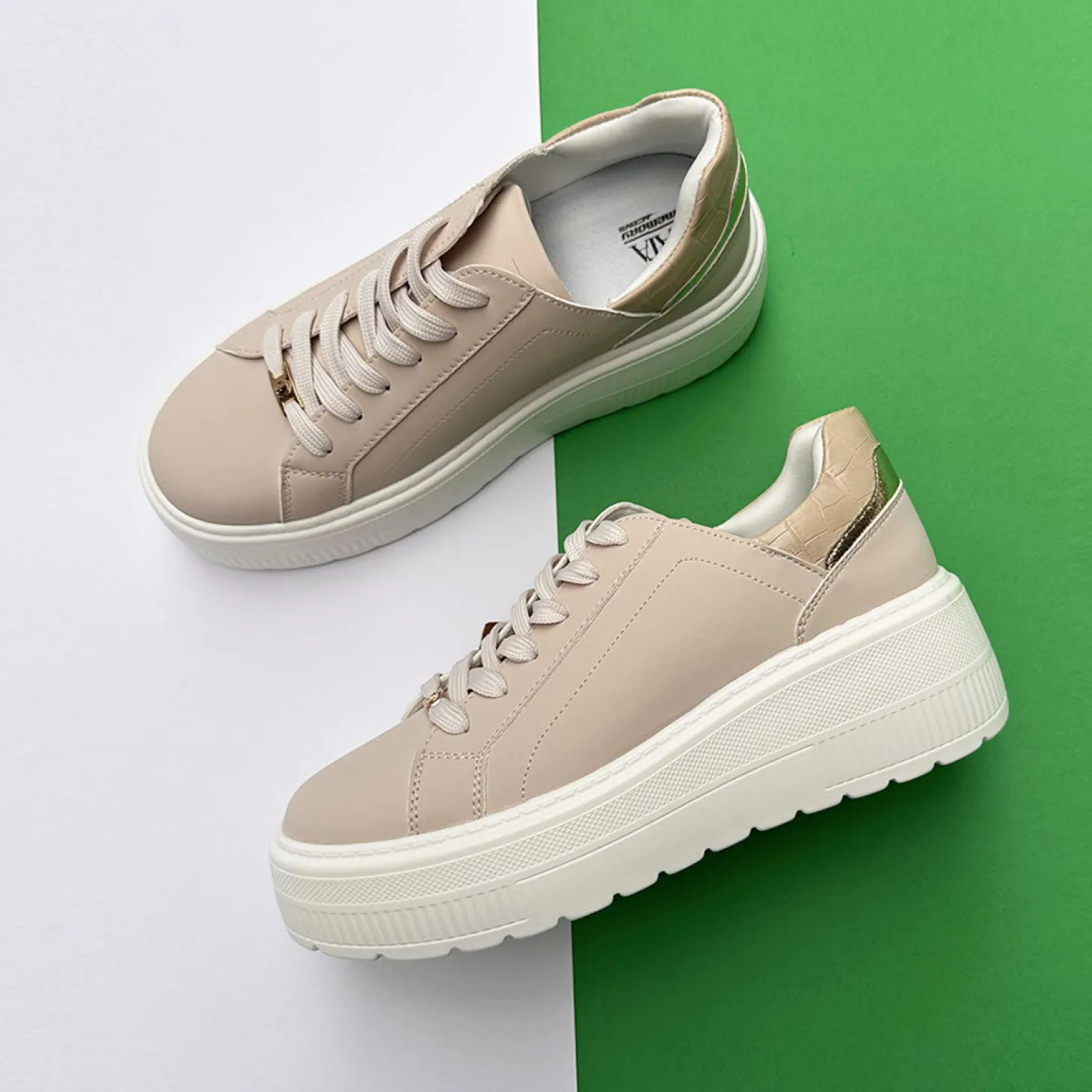 Sneakers con inserti in tessuto.Tacco alto 5cm