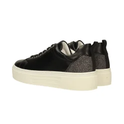 Sneakers con inserto glitterato. suola alta 3.5cm