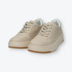 Sneakers con tomaia traforata.Tacco alto 3 cm