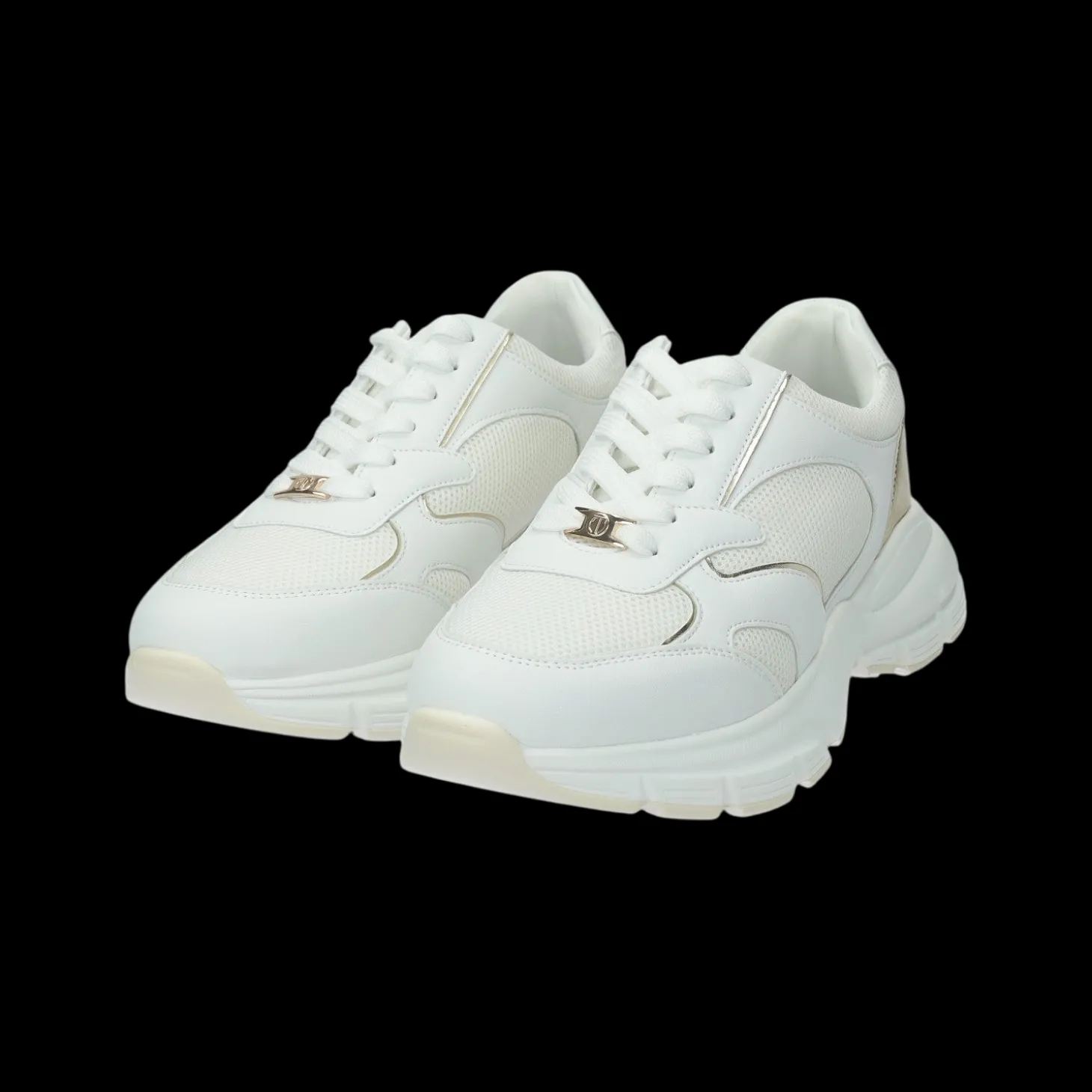 Sneakers con tomaia traforata.Tacco alto 3 cm