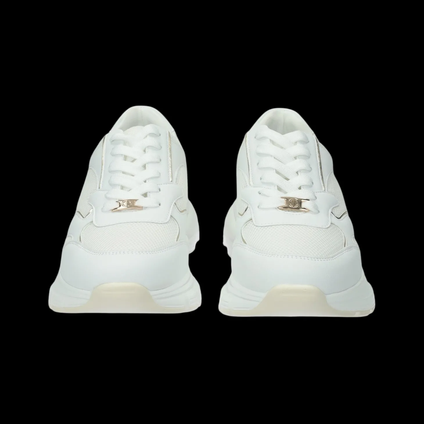 Sneakers con tomaia traforata.Tacco alto 3 cm