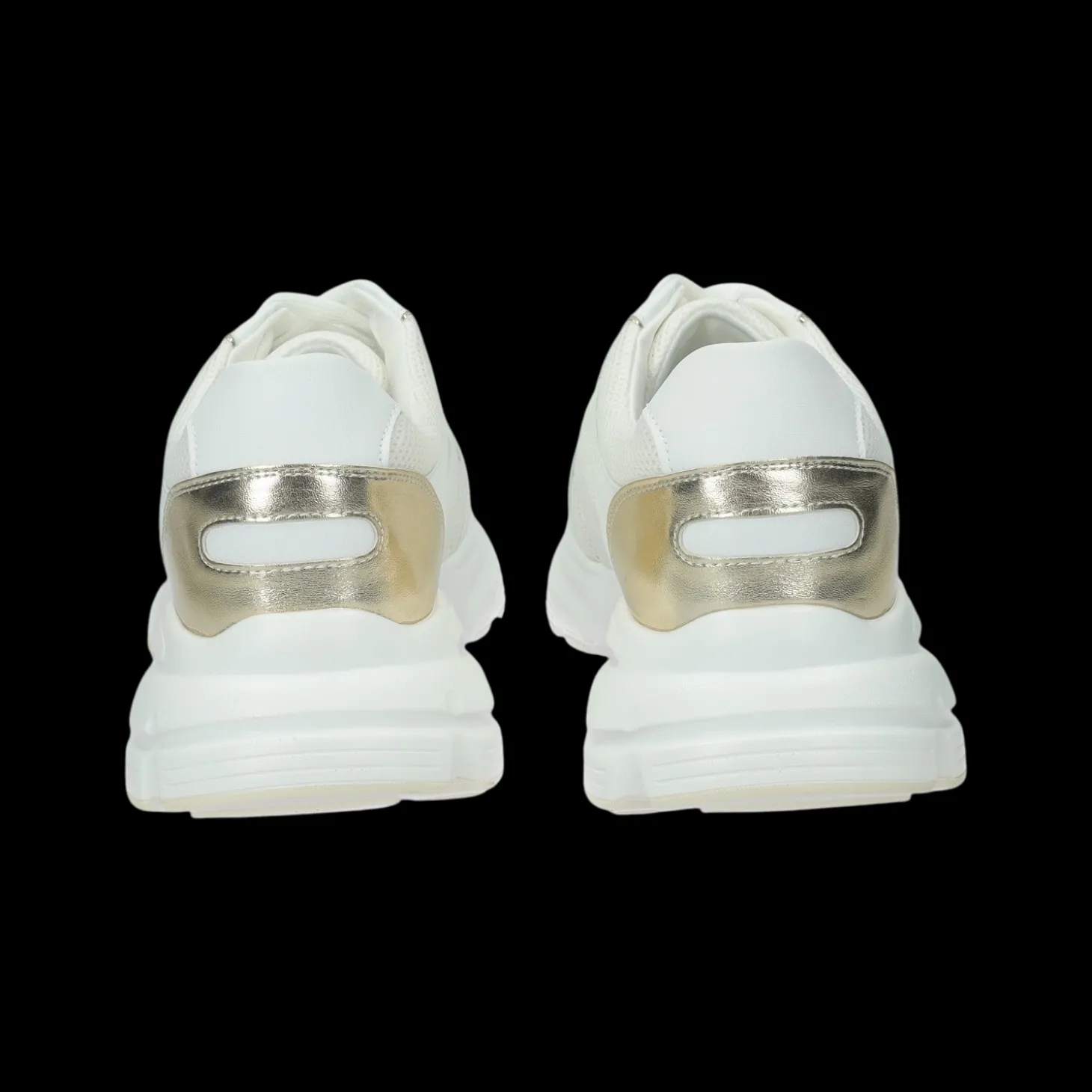 Sneakers con tomaia traforata.Tacco alto 3 cm