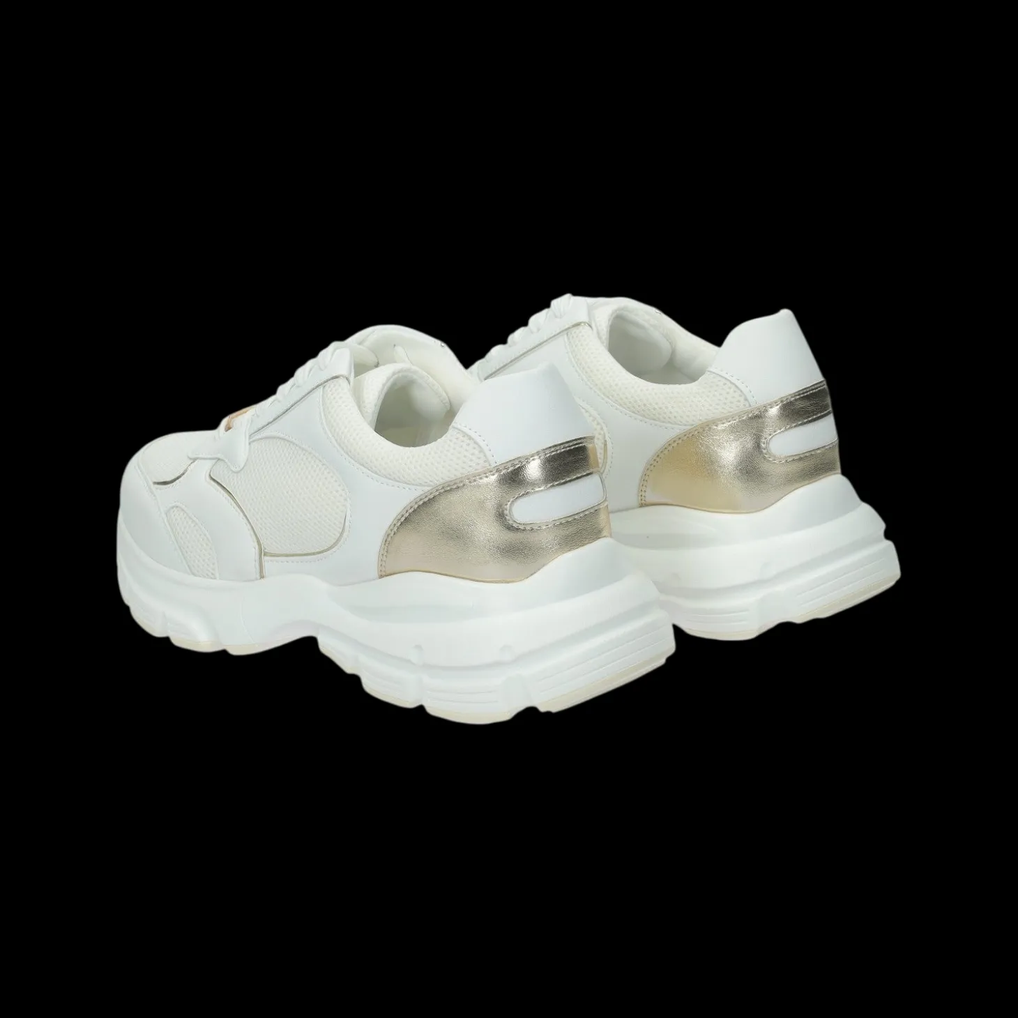 Sneakers con tomaia traforata.Tacco alto 3 cm