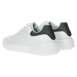 Sneakers in ecopelle con cuciture a vista