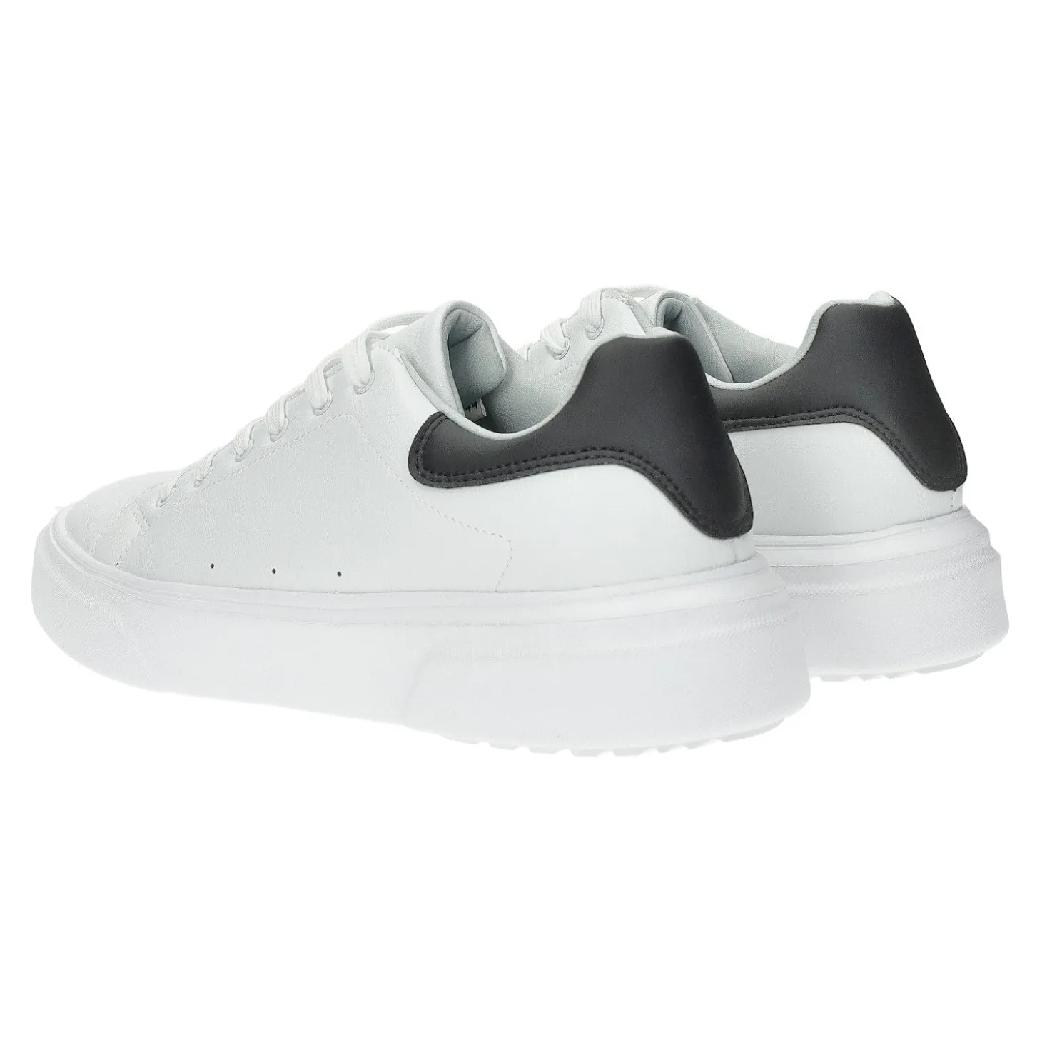 Sneakers in ecopelle con cuciture a vista