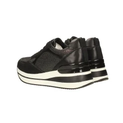 Sneakers nere con inserti in tessuto. Tacco alto 4cm