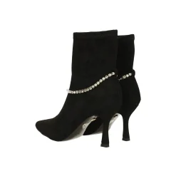 Stivaletti a punta in microfibra con cinturino con pietre. Tacco alto 8cm