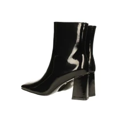Stivaletti in vernice con punta squadrata. Tacco alto 7cm