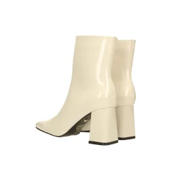 Stivaletti in vernice con punta squadrata. Tacco alto 7cm