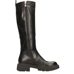 Stivali con suola carrarmato. Tacco alto 4.5cm